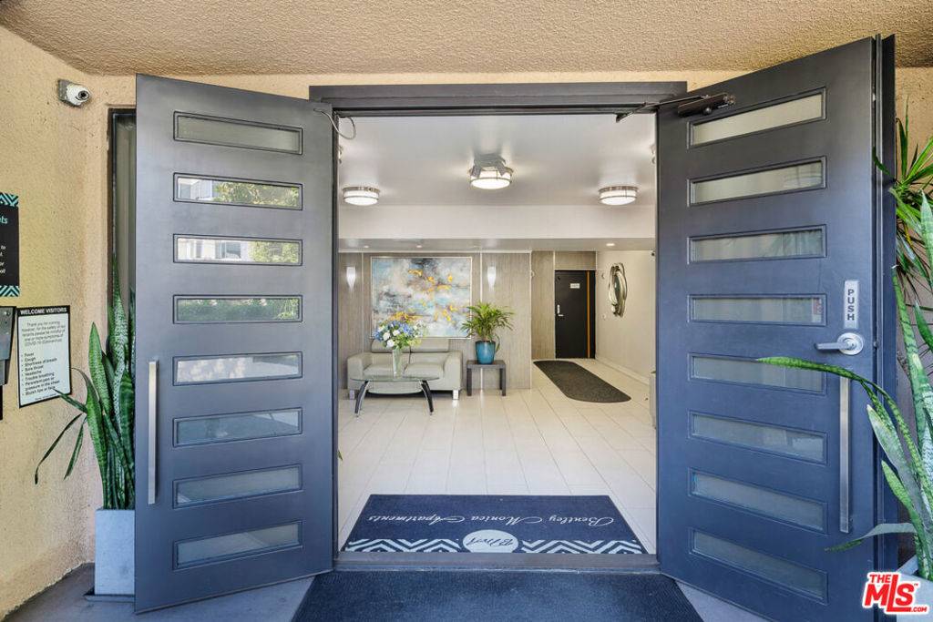 Los Angeles, CA 90025,1727 S Bentley AVE #205