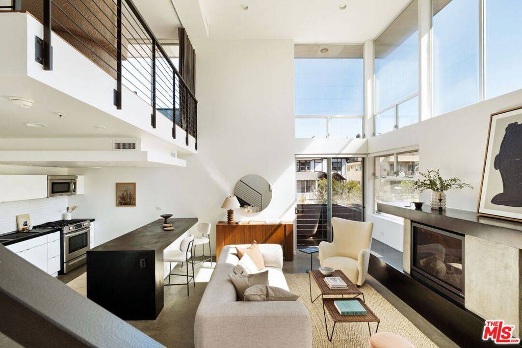 Los Angeles, CA 90020,333 S Wilton PL #2