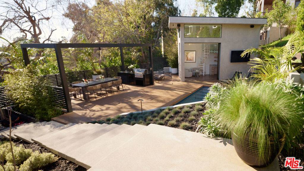 Los Angeles, CA 90068,2309 Hollyridge DR