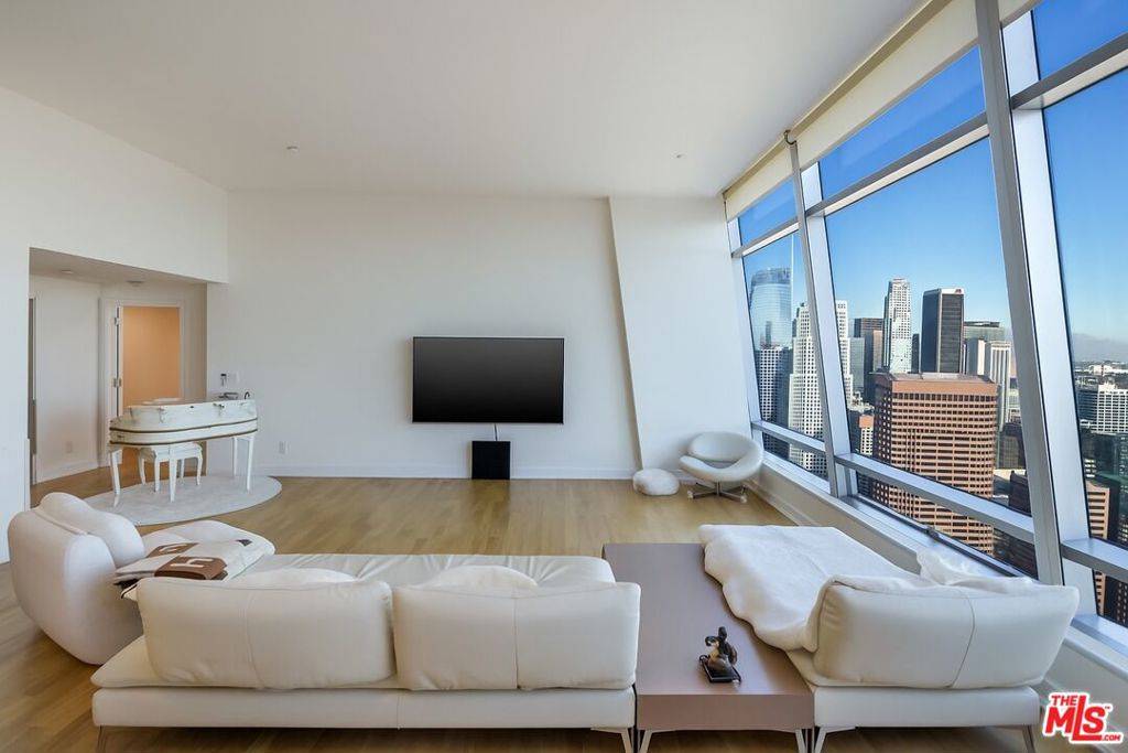 Los Angeles, CA 90015,900 W Olympic BLVD #49C