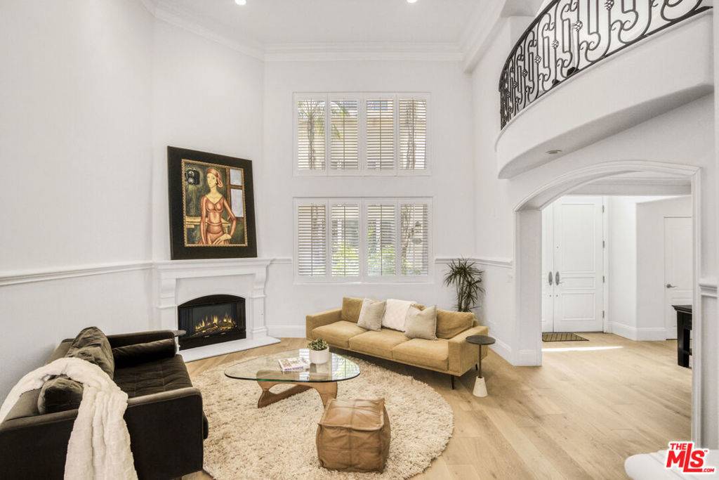 Los Angeles, CA 90049,11974 Mayfield AVE #6