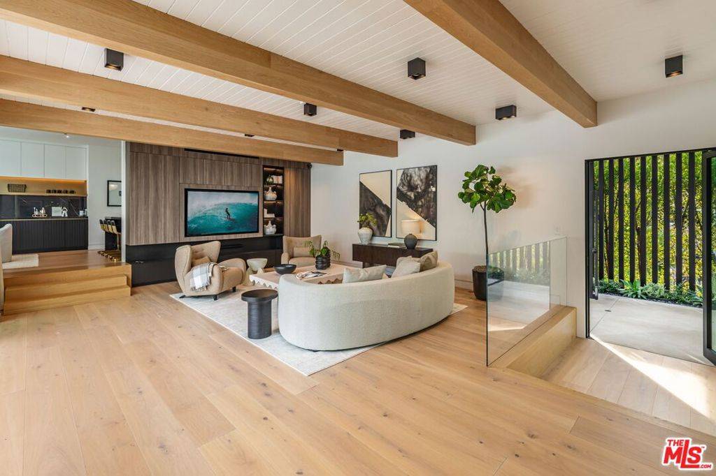 Beverly Hills, CA 90210,9455 Eden DR