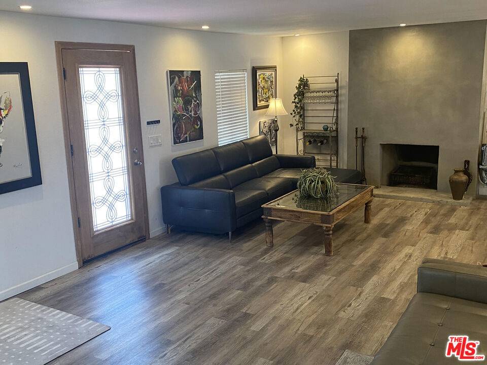 Los Angeles, CA 90019,4827 SATURN ST