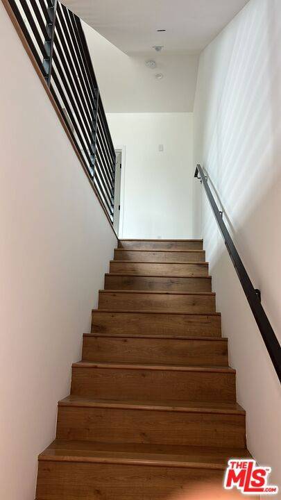 Los Angeles, CA 90038,853 N June ST