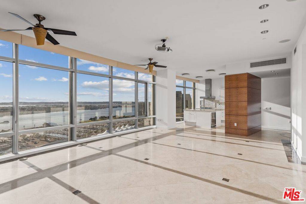 San Diego, CA 92101,165 6th AVE #2803