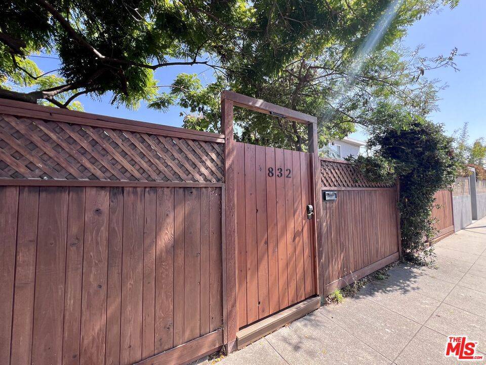 Venice, CA 90291,832 Indiana AVE