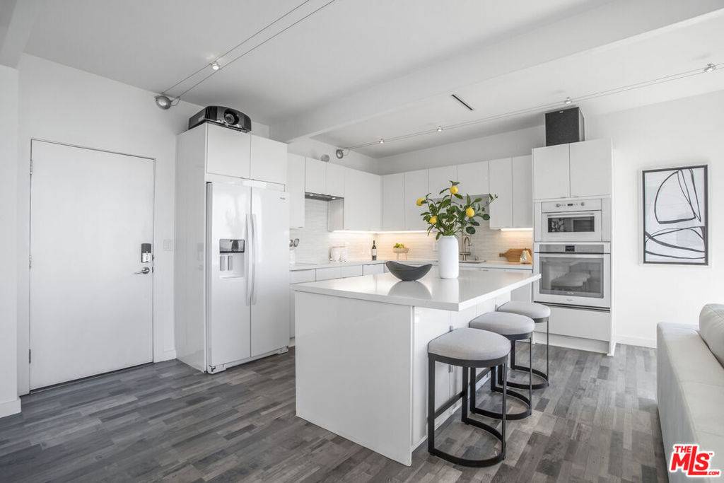 Los Angeles, CA 90046,8506 Magnolia DR