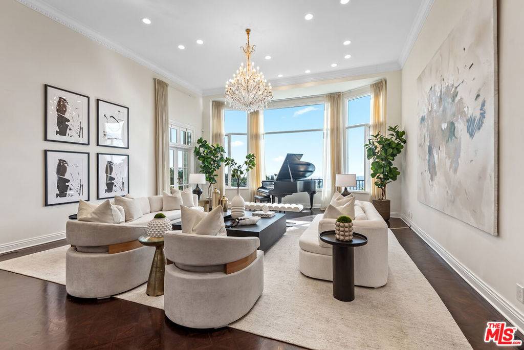 Beverly Hills, CA 90210,1151 N Hillcrest RD