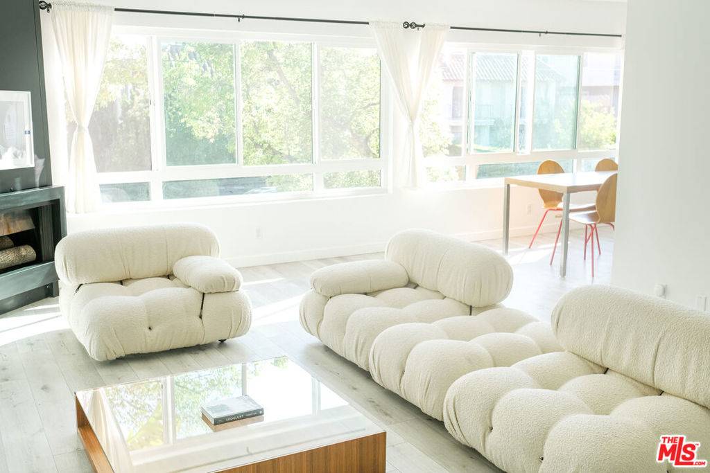 Toluca Lake, CA 91602,10823 Camarillo St