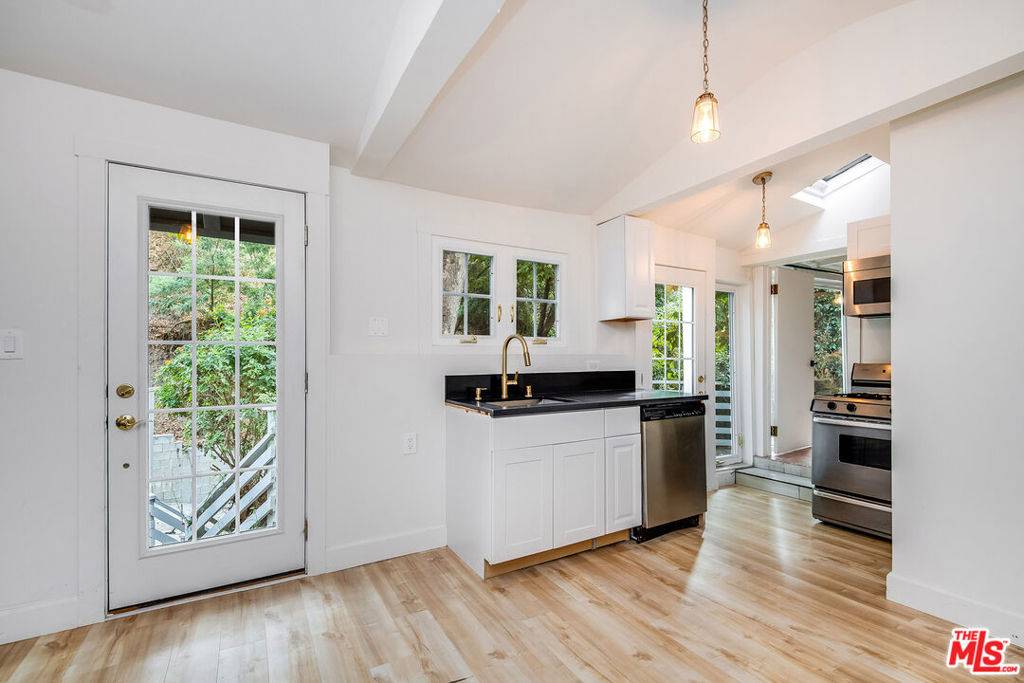 Beverly Hills, CA 90210,9801 Portola DR