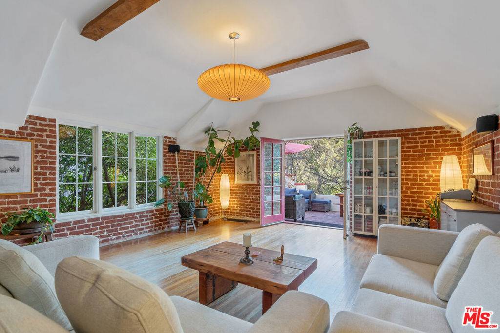 Los Angeles, CA 90046,2030 Oakstone WAY