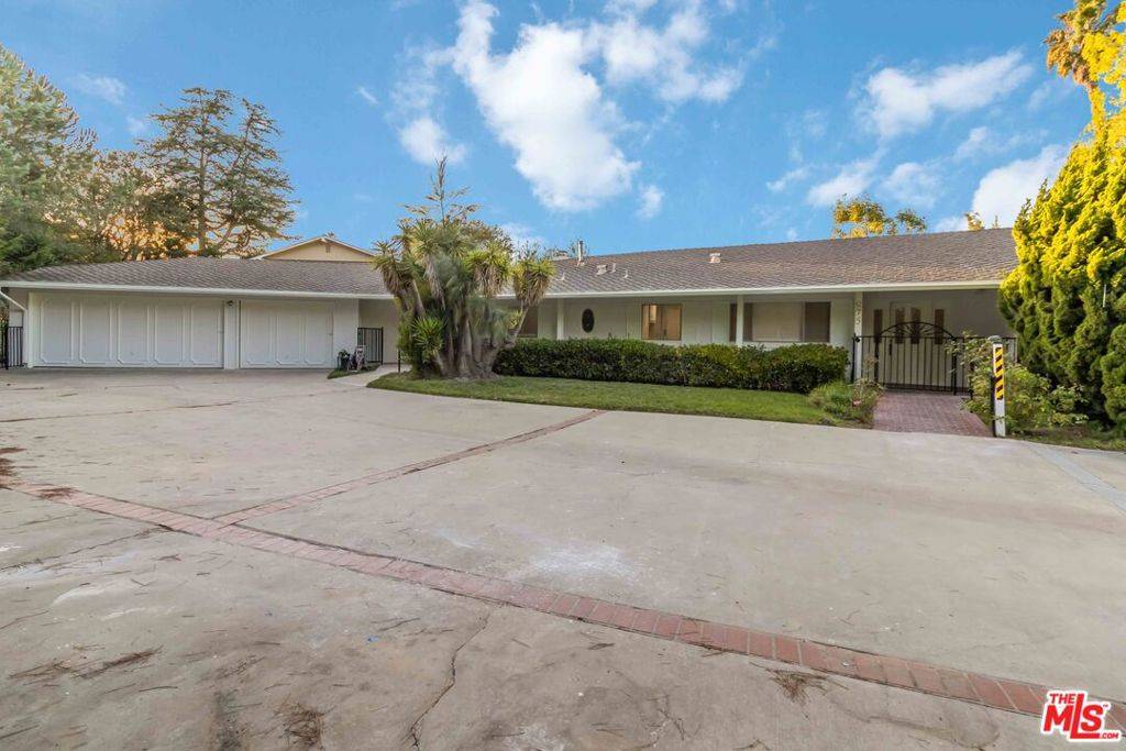 Camarillo, CA 93010,975 Valley Vista DR