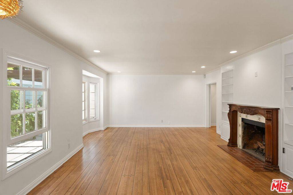 Los Angeles, CA 90049,103 N Anita AVE