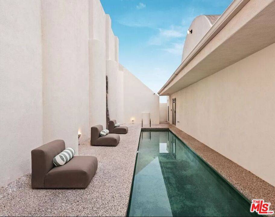 West Hollywood, CA 90069,8435 FRANKLIN AVE