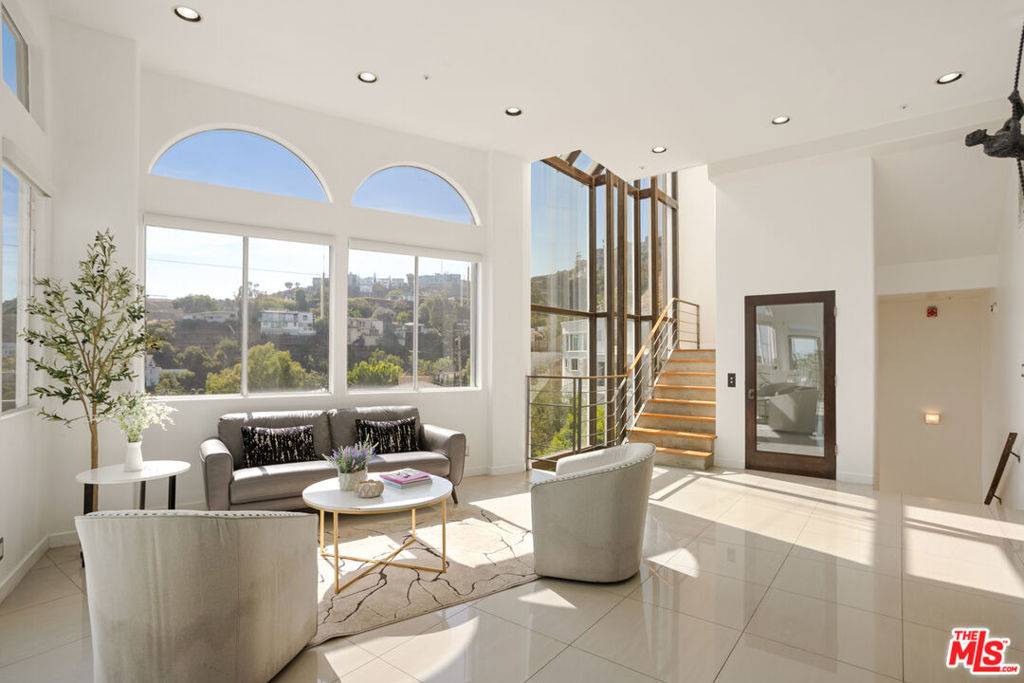 West Hollywood, CA 90069,8435 FRANKLIN AVE