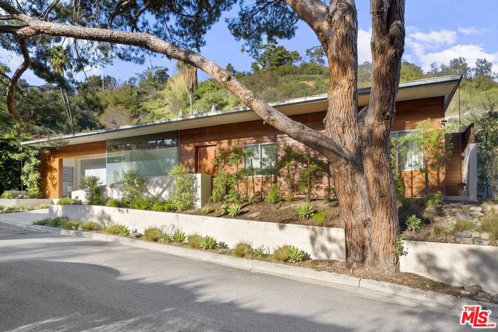 Los Angeles, CA 90046,8137 Amor RD