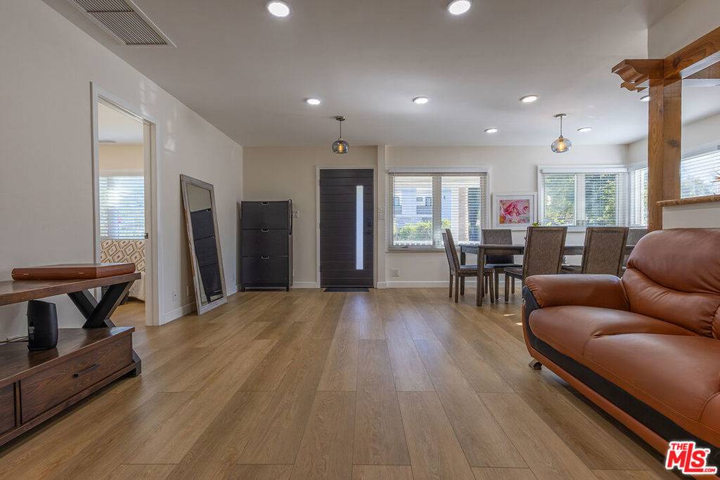 Sherman Oaks, CA 91403,5123 Noble AVE