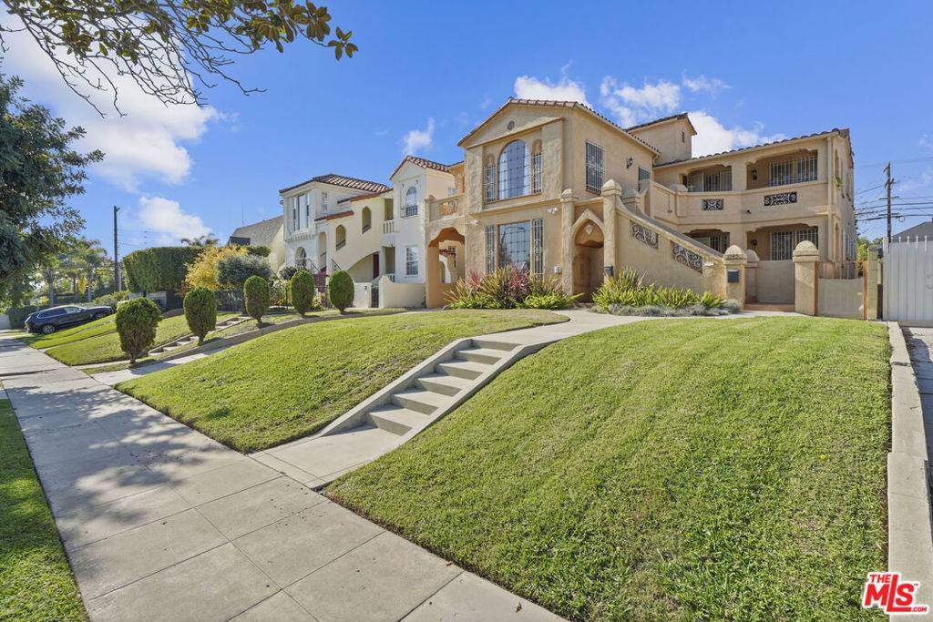 Los Angeles, CA 90019,1143 S Rimpau BLVD