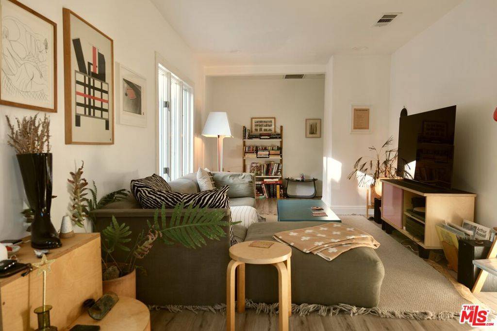 Los Angeles, CA 90065,466 Wren DR