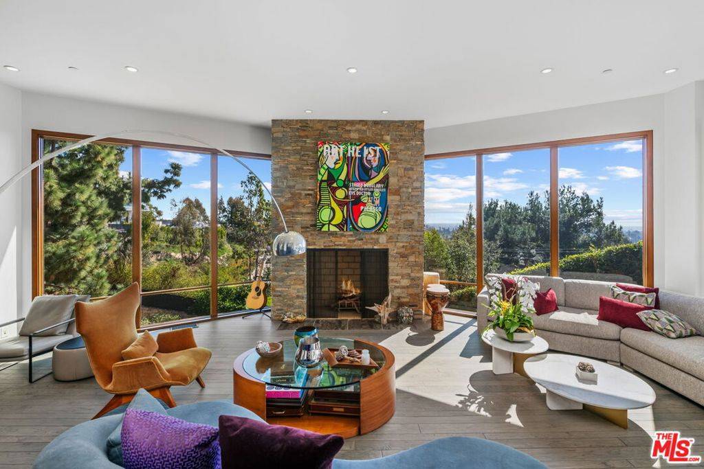 Los Angeles, CA 90049,1810 Mango WAY