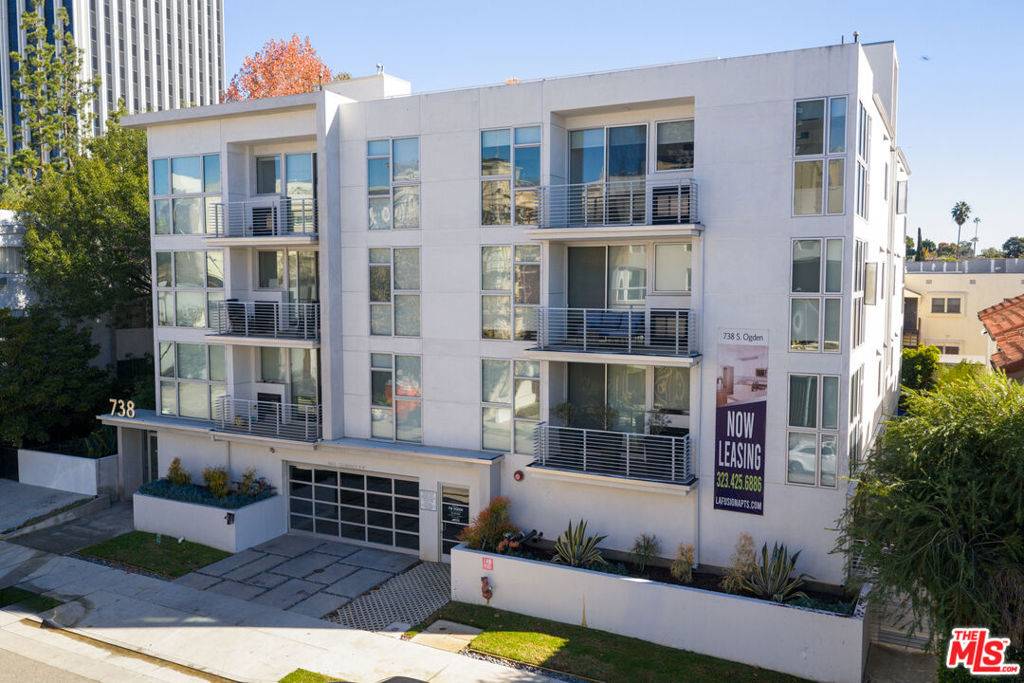 Los Angeles, CA 90036,738 S Ogden DR