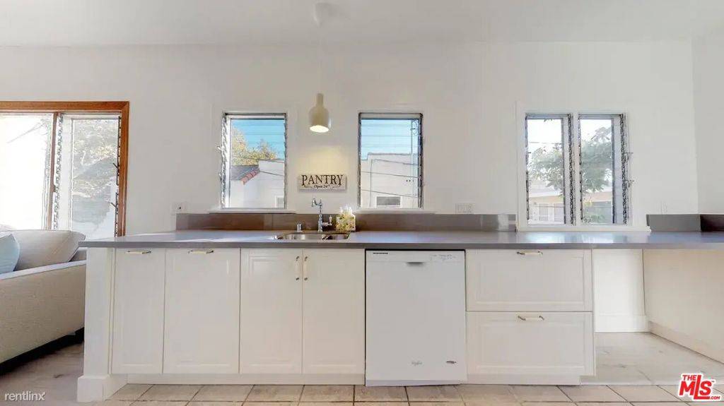 Beverly Hills, CA 90211,245 Swall DR