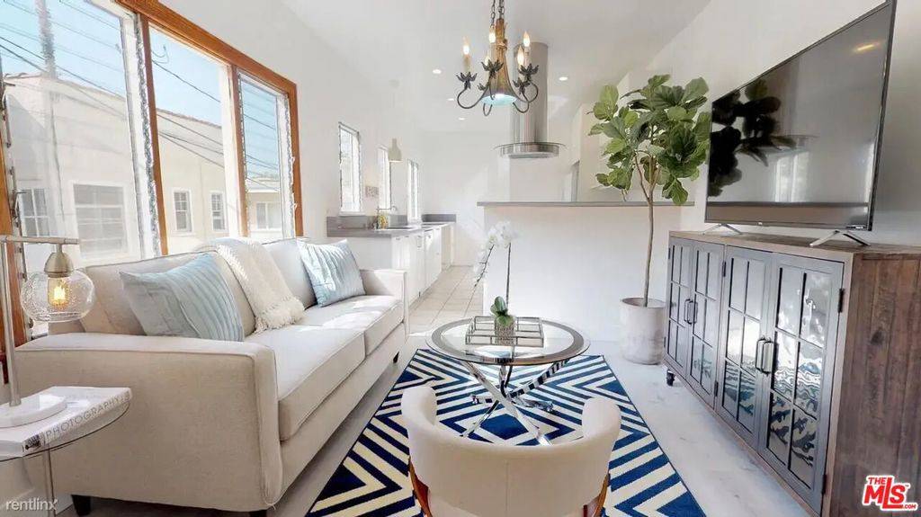 Beverly Hills, CA 90211,245 Swall DR