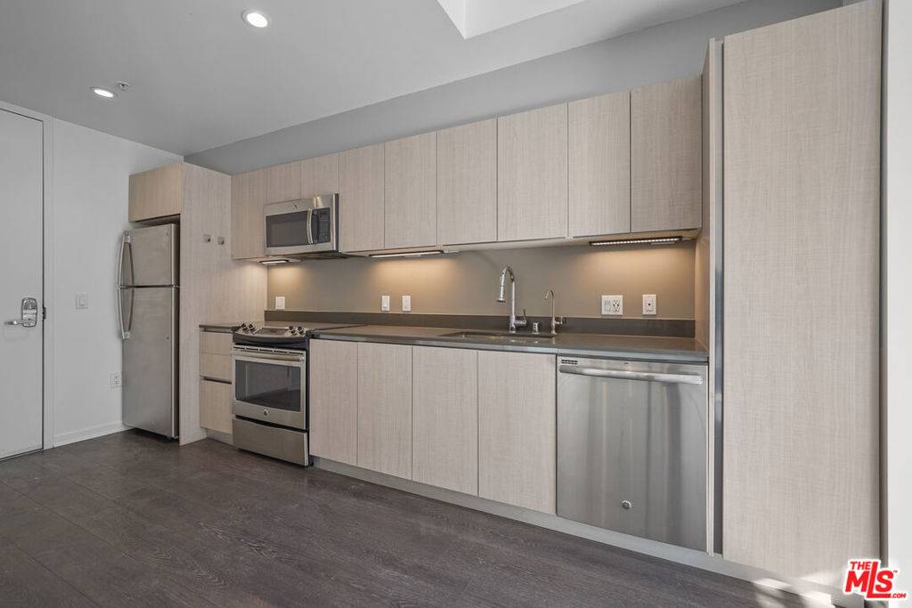 Los Angeles, CA 90028,5800 Harold WAY #208