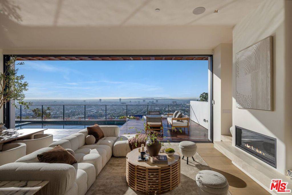 Los Angeles, CA 90069,1525 Marlay DR