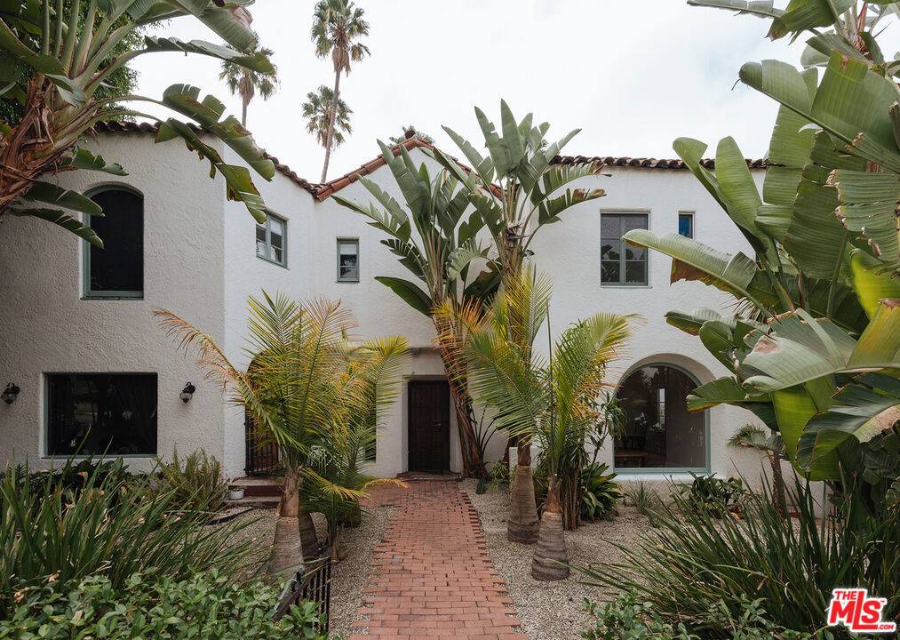 Los Angeles, CA 90046,7464 Hollywood BLVD