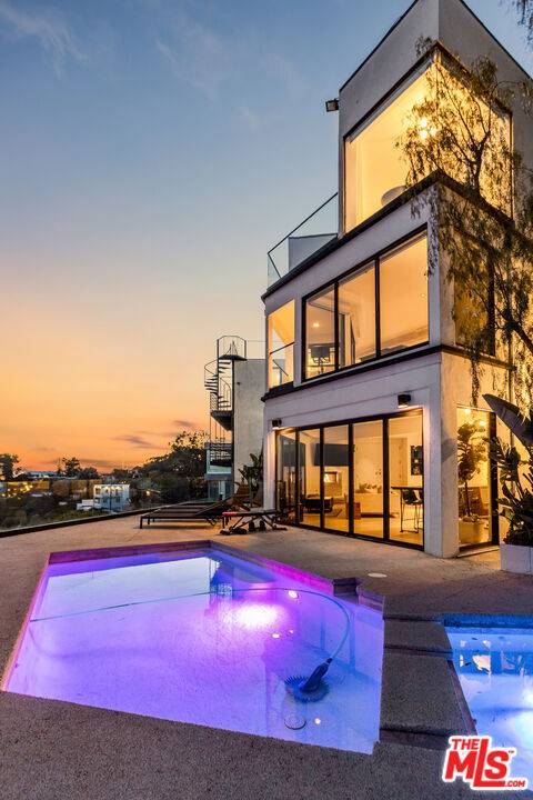 Los Angeles, CA 90046,8308 Grand View DR