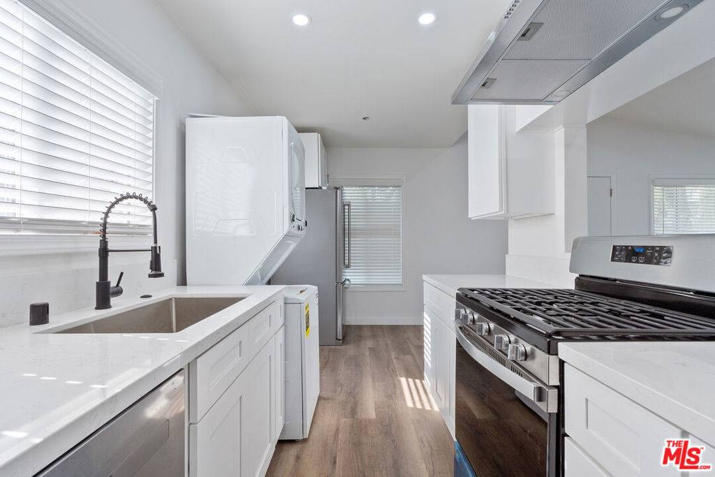 Inglewood, CA 90303,10806 Doty AVE