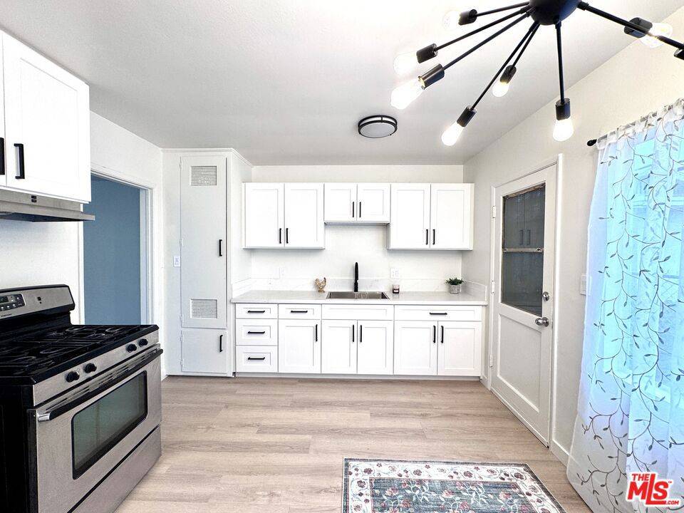 Los Angeles, CA 90047,1540 W 60th ST #2