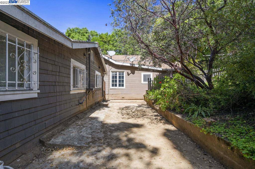 Oakland, CA 94619,5024 Leona St