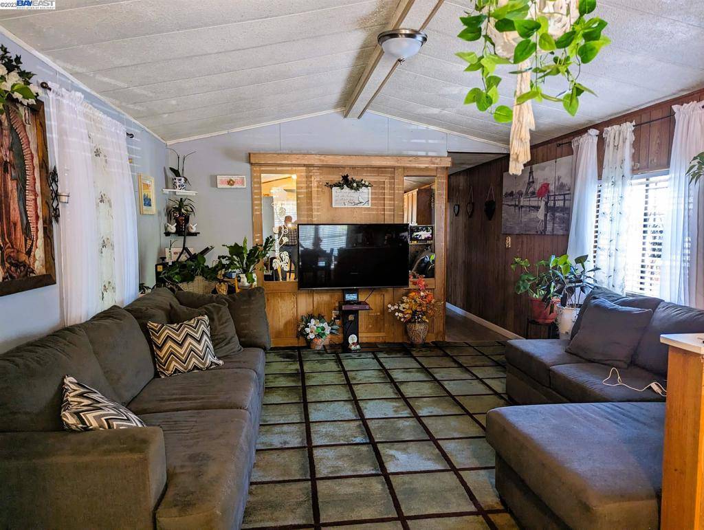 Oakland, CA 94603,643 S Elmhurst Ave