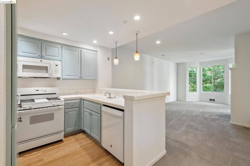 Oakland, CA 94618,260 Caldecott Ln #226