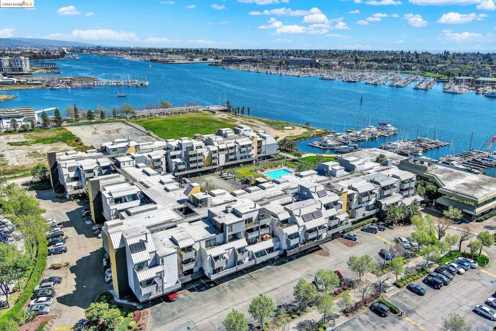 Oakland, CA 94607,1 Embarcadero W #252