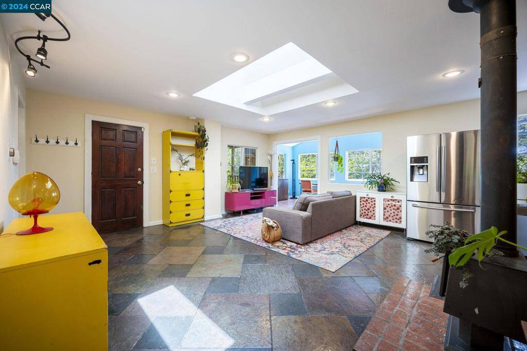 Oakland, CA 94605,21 Mayfield Path