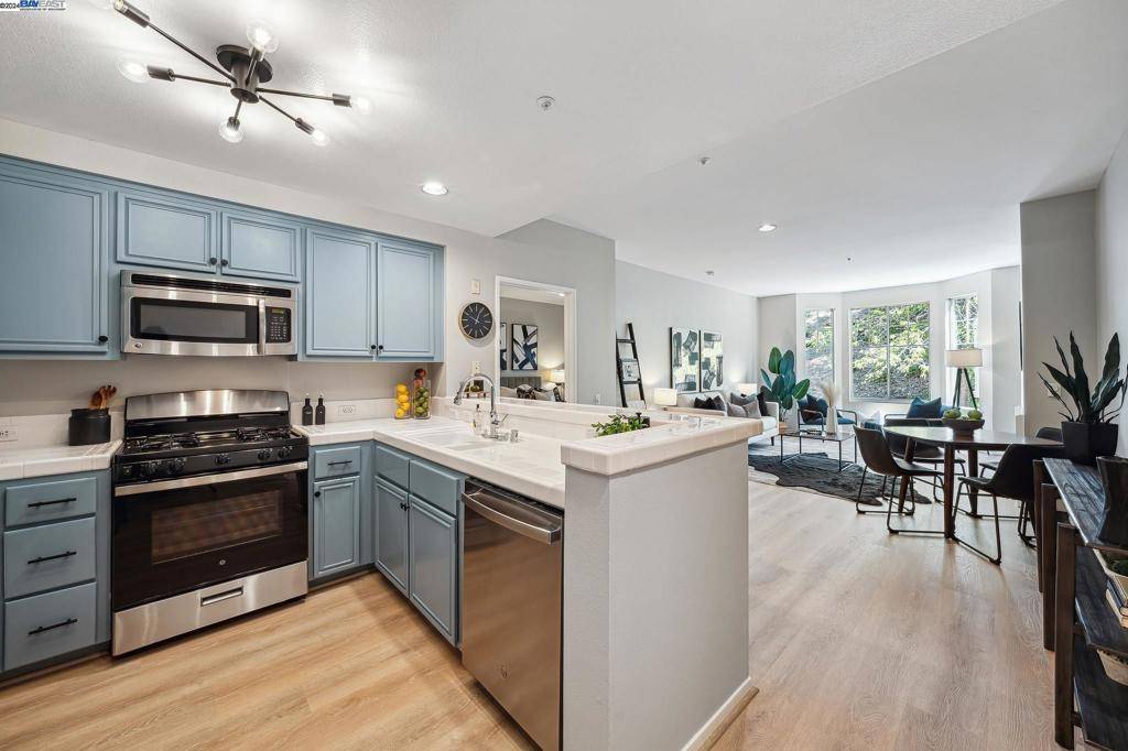 Oakland, CA 94618,240 Caldecott Lane #210