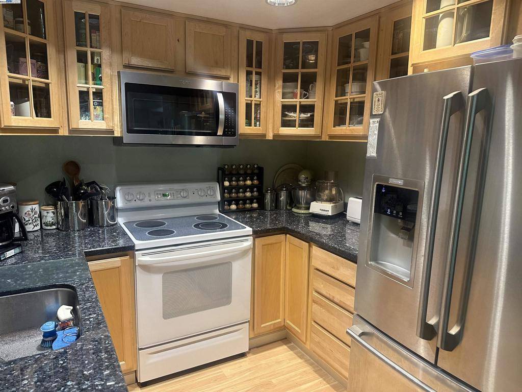 Martinez, CA 94553,243 Village Pl