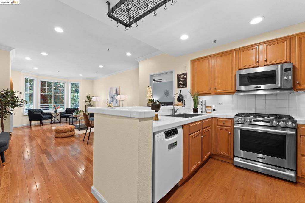 Oakland, CA 94618,180 Caldecott Ln #119