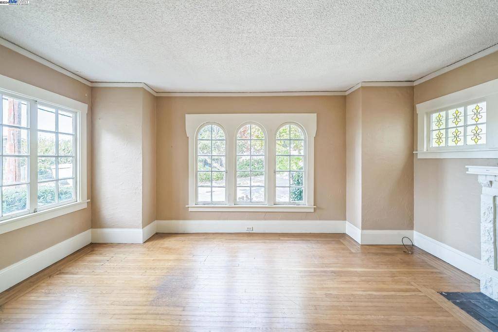 Oakland, CA 94602,3900 Laurel Ave