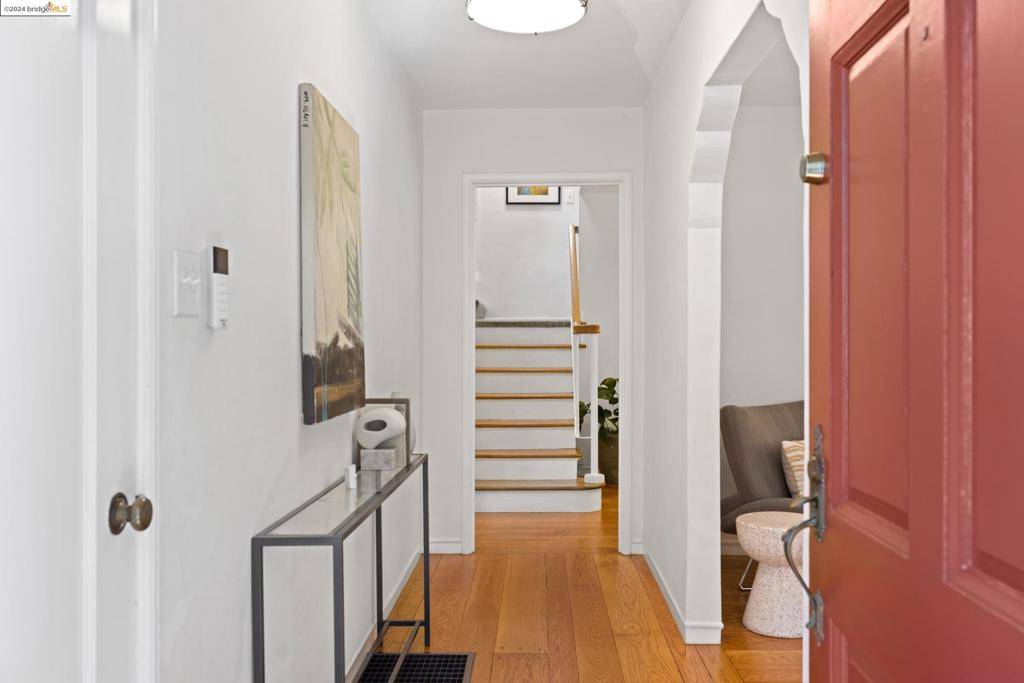 Oakland, CA 94611,5908 Harbord Dr