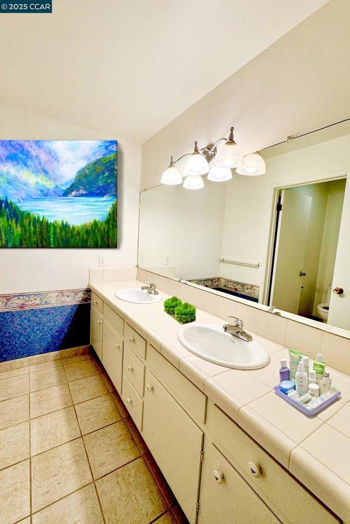 Oakland, CA 94602,5025 Woodminster Ln #202