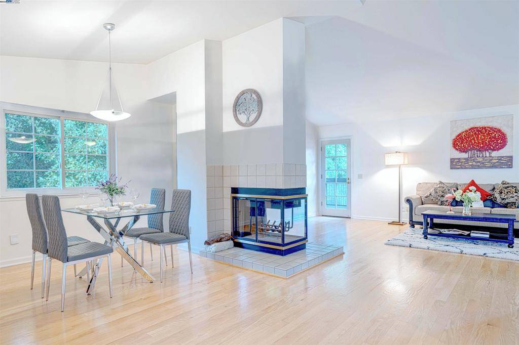 Menlo Park, CA 94025,1304 University Dr #Apt 4