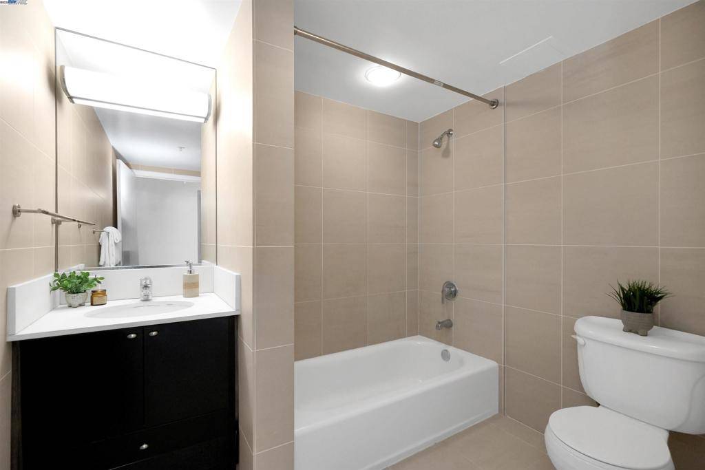 Oakland, CA 94607,311 Oak St #PH25