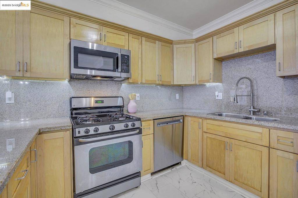 Oakland, CA 94606,1515 14Th Ave #302