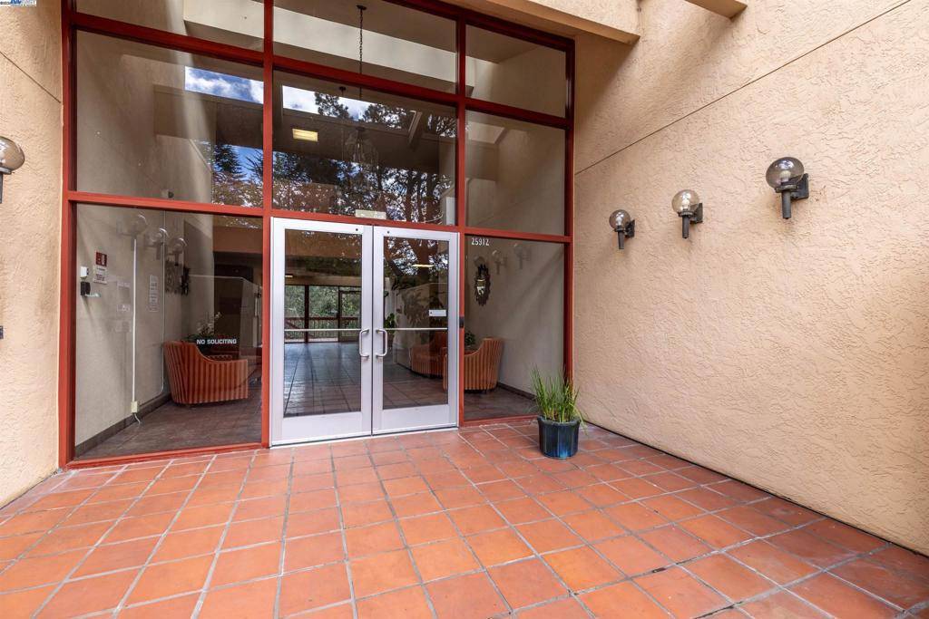 Hayward, CA 94542,25912 Hayward Blvd #205
