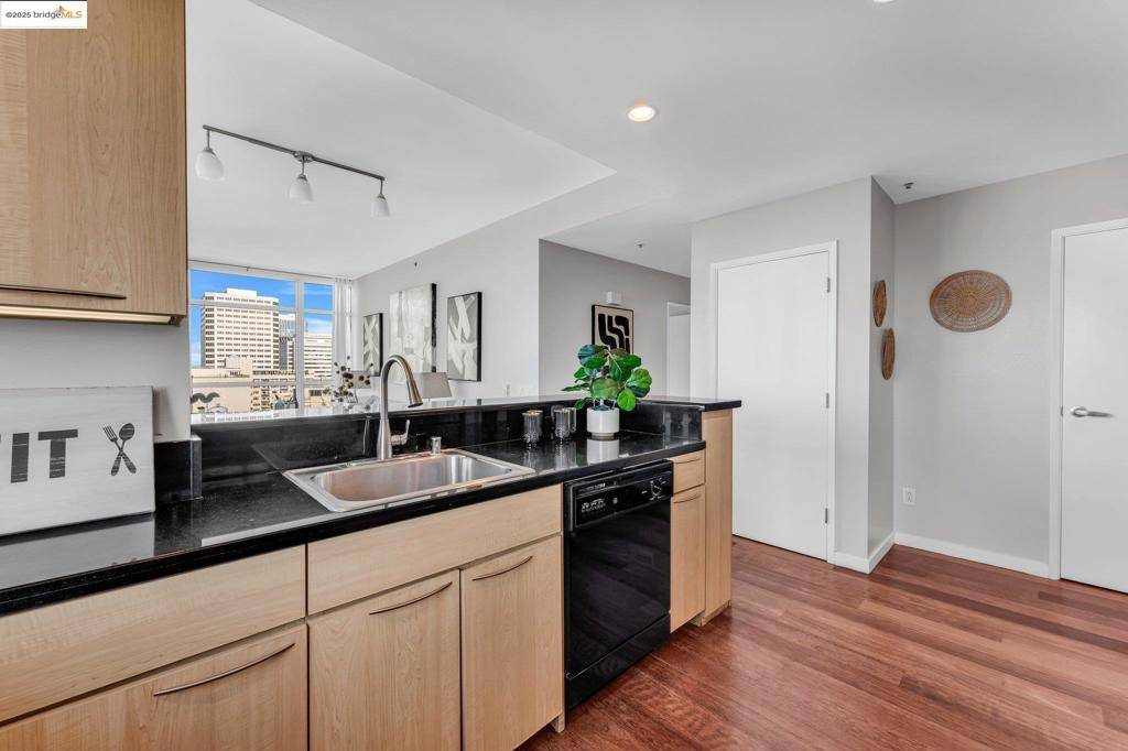 Oakland, CA 94612,1 Lakeside Dr #1803
