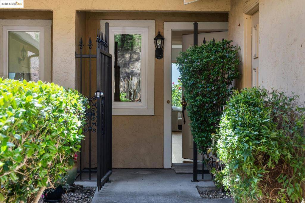 Oakland, CA 94605,93 Thousand Oaks St